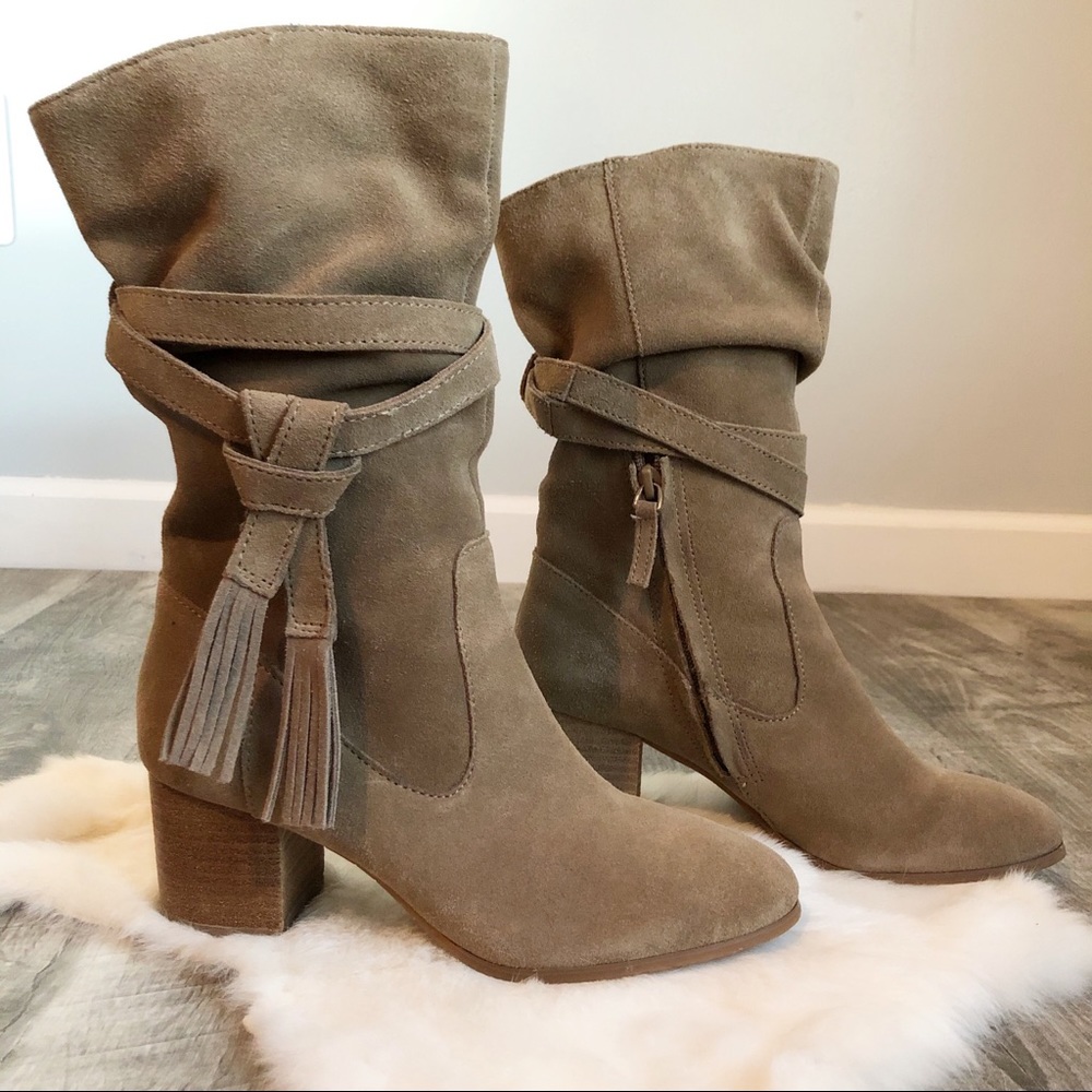 Tahari Johnny Women’s Slouchy Oatmeal Tan Suede Western Bootie, size 6 Medium